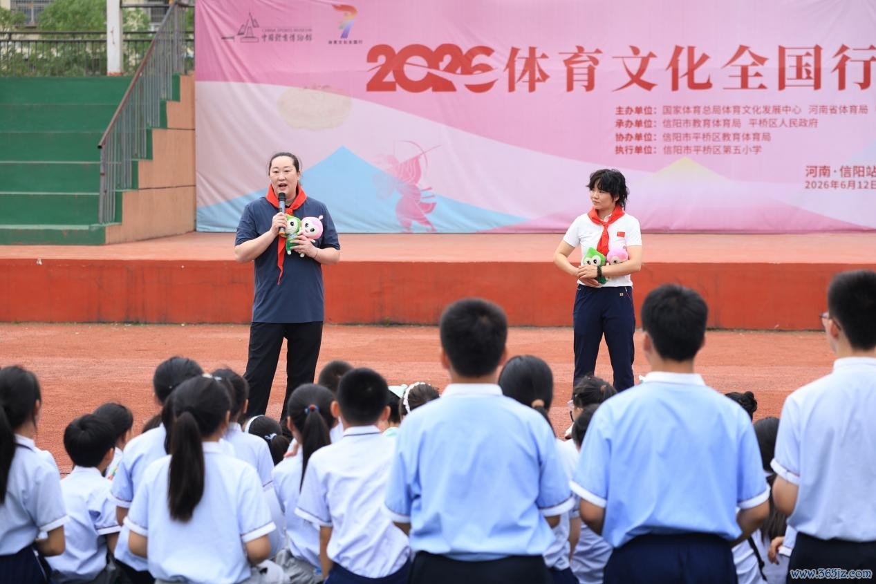 宋妮娜(左)、鲍善菊与学生们疏浚。图片源头:动作垄断方供图